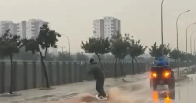 Adana da su dolan caddede sörf yaptı Adana Haberleri