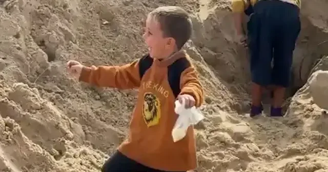 Gazzeli çocuklar enkazlar arasına eğlenmeye çalışıyor VİDEO İZLE