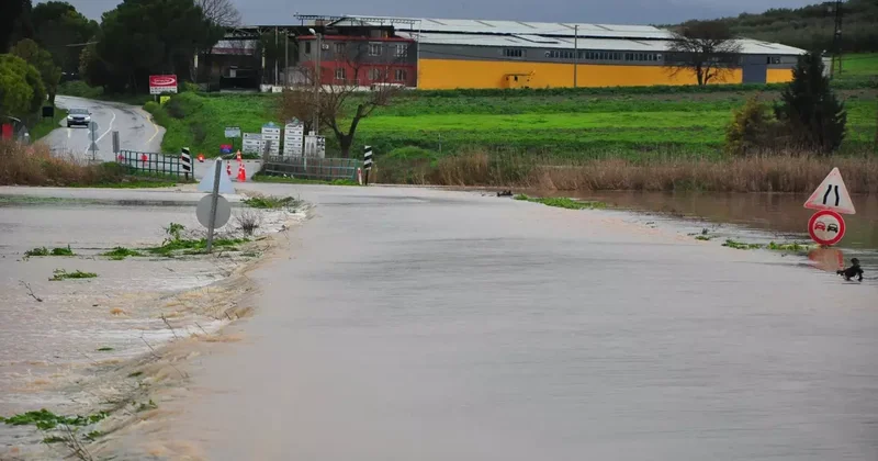 Manisa da Sel: Tekeliler Köprüsü Su Altında Kaldı