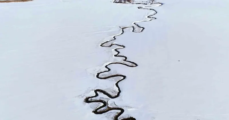 Kar altındaki menderesler güzel manzaralar oluşturuyor