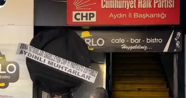 Aydın da muhtarlardan memleketlerine hizmeti engelleyen CHP’ye siyah çelenkli protesto VİDEO İZLE