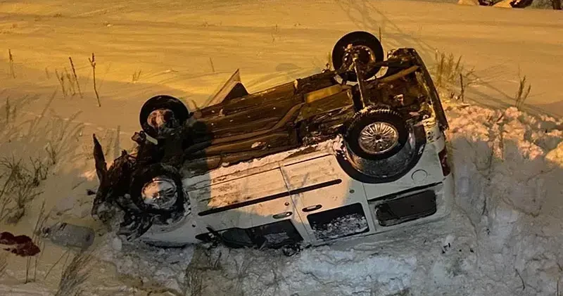 Buzlanan yolda hafif ticari araç takla attı; 2 yaralı