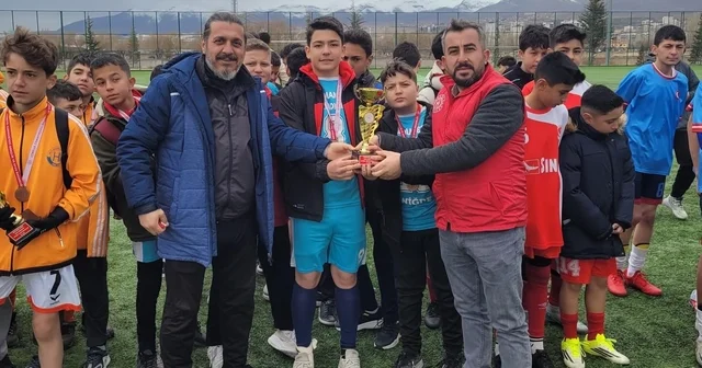 Okul Sporları Yıldız Erkekler Futbol İl Birinciliği tamamlandı Niğde Haberleri
