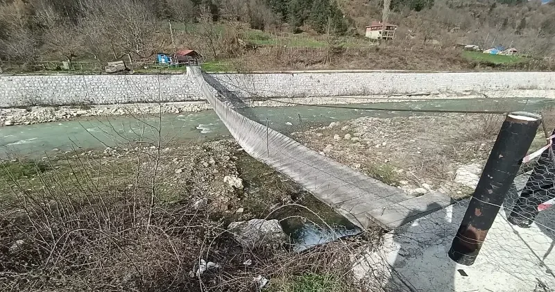 Asma köprü ters döndü üzerindekiler vatandaşlar çaya düştü: Yaralılar var Gündem Haberleri