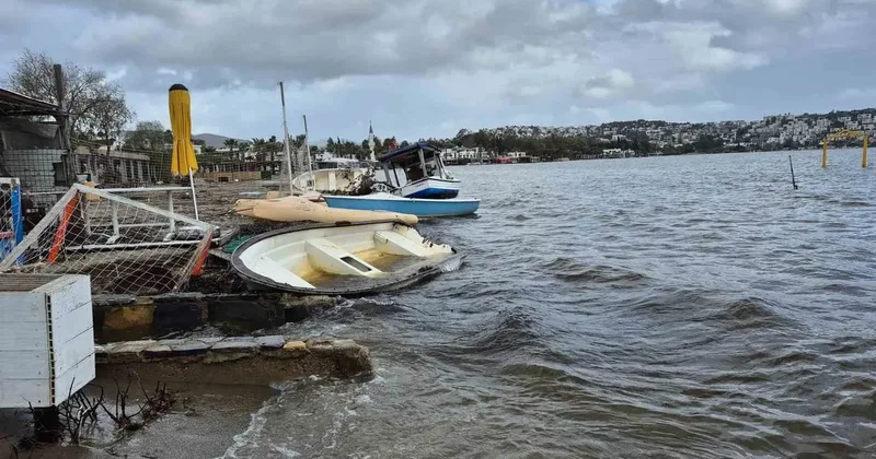 Bodrum’da tekneler kıyıya sürüklendi