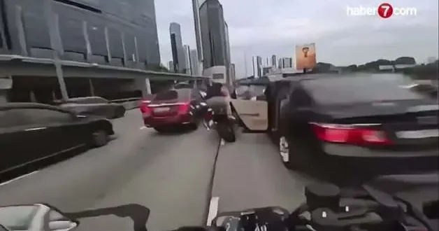 Malezya da trafikte kapıyı açan 2 yaşındaki çocuk zincirleme kazaya neden oldu