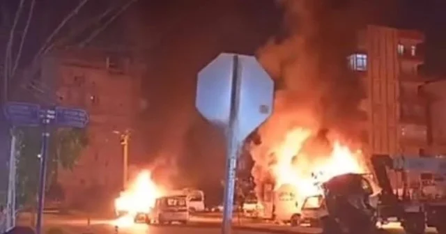 Tartıştığı kız arkadaşı ile annesinin araçlarını kundakladı; olay anı kamerada Antalya Haberleri