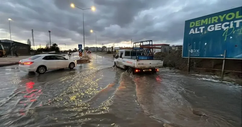 Niğde’de sağanak ve fırtına vurdu: Caddeleri su bastı