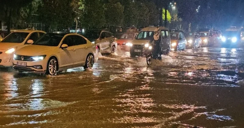 Meteoroloji uyarı yapmıştı: Adana yı sağanak vurdu yolları su bastı