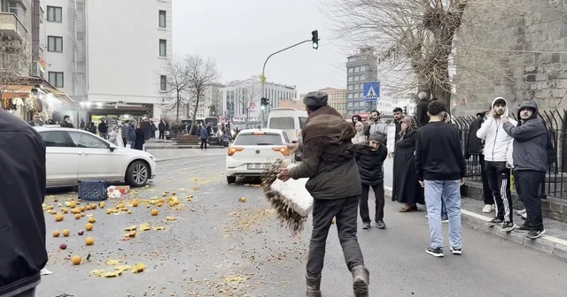 Diyarbakır da seyyar satıcılarla, tezgahlarını alan zabıta ekipleri arasında gerginlik Diyarbakır Haberleri