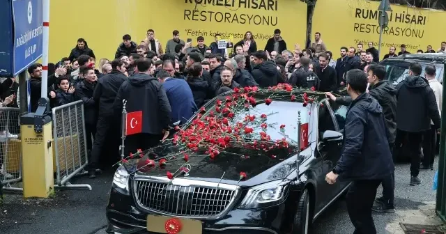 Cumhurbaşkanı Erdoğan’a Boğaziçi Üniversitesi’nde yoğun ilgi: Öğrenciler karanfille karşıladı VİDEO İZLE