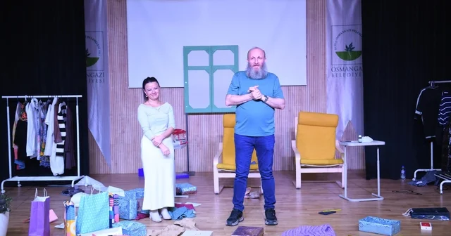 Osmangazi Belediyesi sanatseverleri tiyatroyla buluşturdu Osmangazi de tiyatro zamanı coşkulu başladı Hangisi gerçek Osmangazi de kahkaha tufanı estirdi Bursa Haberleri