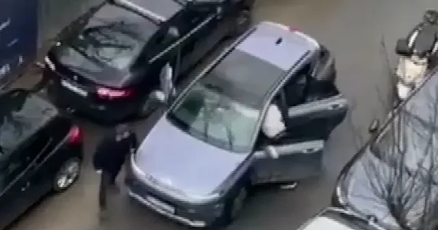 Beşiktaş ta park yeri kavgası can aldı: Araçtan çıkartıp sokakta sürüklediler VİDEO İZLE