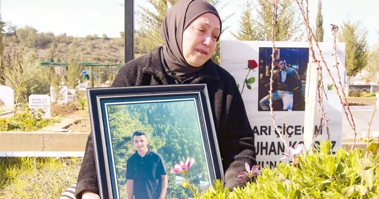 Batuhan’ın annesi mezarı başında adalet istedi: Oğlum mezarda katiller dışarıda