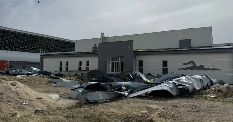 Karaman da şiddetli rüzgar etkili oldu: Çatı uçtu, kamyonet devrildi