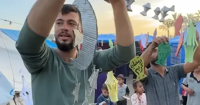 Soykırımcı İsrail in yerinden ettiği Gazzeliler çadırlarını Ramazan için süsledi VİDEO İZLE