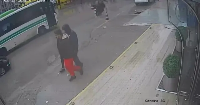 Devrilen motosikletin sürücüsü, otobüsün altında kalmaktan son anda kurtuldu; o anlar kamerada Adana Haberleri