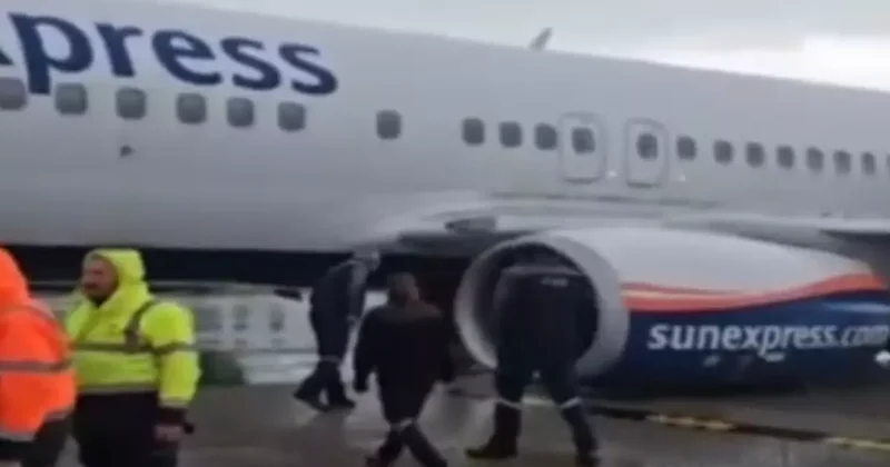 Antalya da faciadan dönüldü! Kalkış hazırlığı yapan uçağın tekerlekleri yerinden çıktı