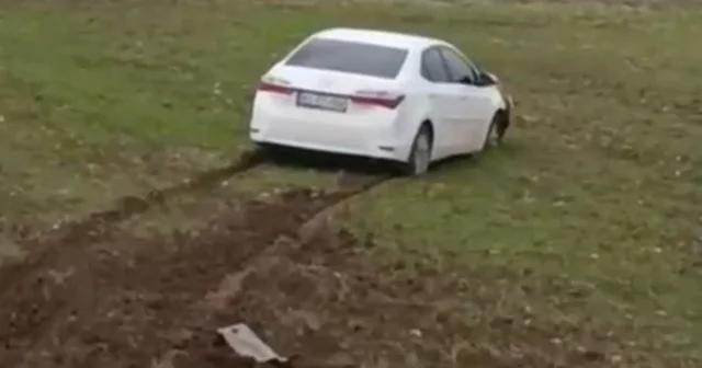 Siirt te yoldan çıkan otomobil tarlaya girdi Siirt Haberleri