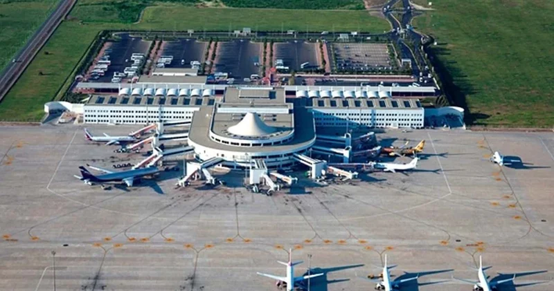 Son Dakika Antalya Havalimanı nda panik! Yolcular tahliye edildi