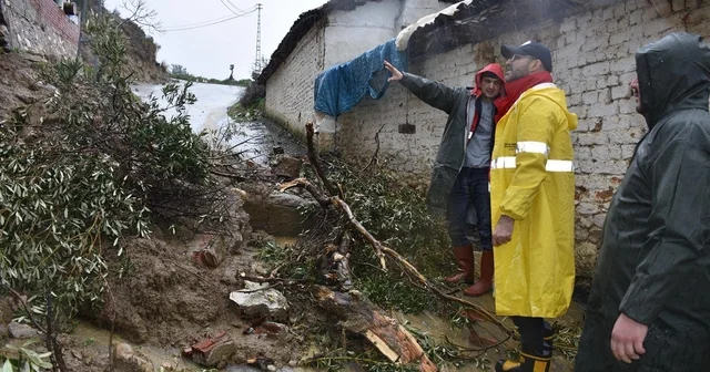 Germencik te sağanak yağış sonrası başkan çizmeleri giyip sokağa çıktı Aydın Haberleri