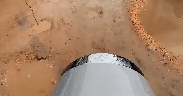 Eskişehir de vatandaştan CHP li belediyeye çukur tepkisi: Çamurlu yollar mizahla eleştirildi VİDEO İZLE