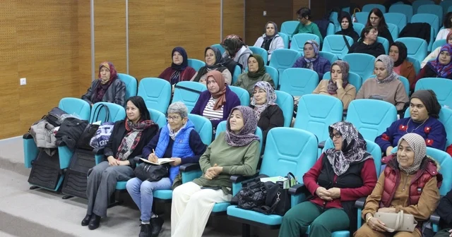 Finikeli kadınlara Çevre Dostu Çiftçi Kart tanıtıldı Büyükşehir Belediyesi nden kadın kooperatiflerine özel bilgilendirme toplantısı Antalya Haberleri