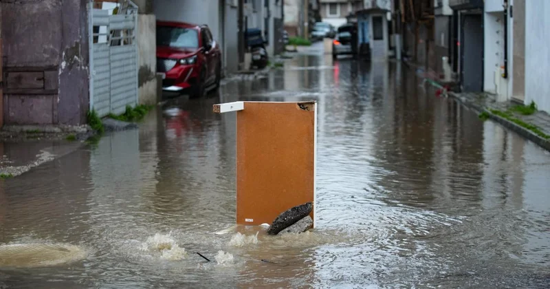İzmir de sağanak etkili: Bazı işyerlerini su bastı