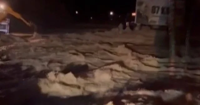 Adana da sel ve heyelanlar ulaşımda aksamalara neden oldu Feke Saimbeyli karayolu Göksu Nehri nin taşması nedeniyle ulaşıma kapatıldı Adana Haberleri