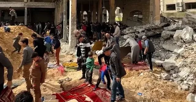 Gazze’de enkazın ortasında cuma namazı: Filistinliler el Kenz Camisi’nde saf tuttu VİDEO İZLE