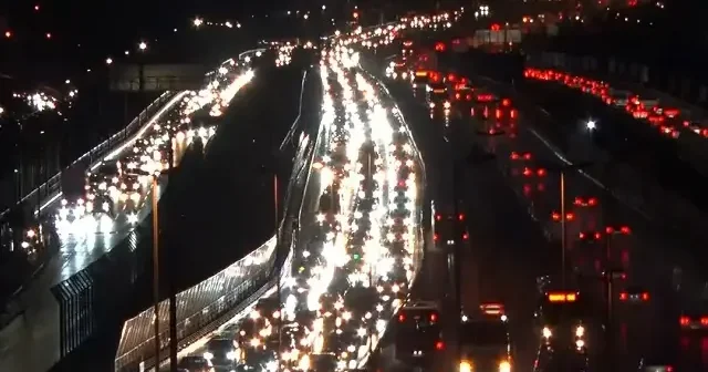 Megakentte ulaşım kilitlendi: Yağmurla birlikte yoğunluk yüzde 90 a dayandı VİDEO İZLE