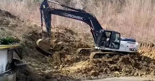 Sinop’ta heyelan sonrası kapanan köy yolu yeniden açıldı VİDEO İZLE