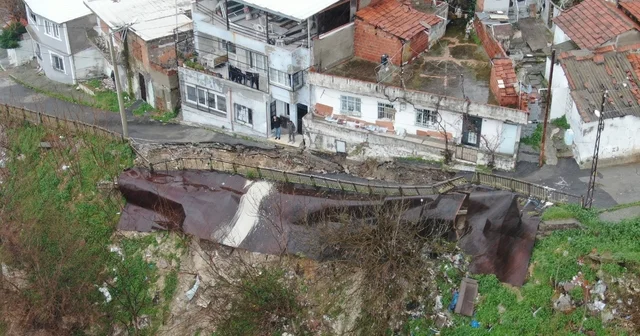 Sağanak sonrası yol çöktü, mahalleyi endişe kapladı İzmir Haberleri