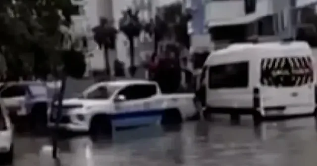 Antalya’da sağanak hayatı felç etti: Öğrenciler serviste mahsur kaldı ekipler seferber oldu VİDEO İZLE