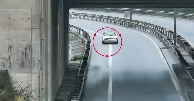 Uygulama noktasına girmemek için otoyolda geri geri giden uyanık sürücü dron kamerasına yakalandı VİDEO İZLE