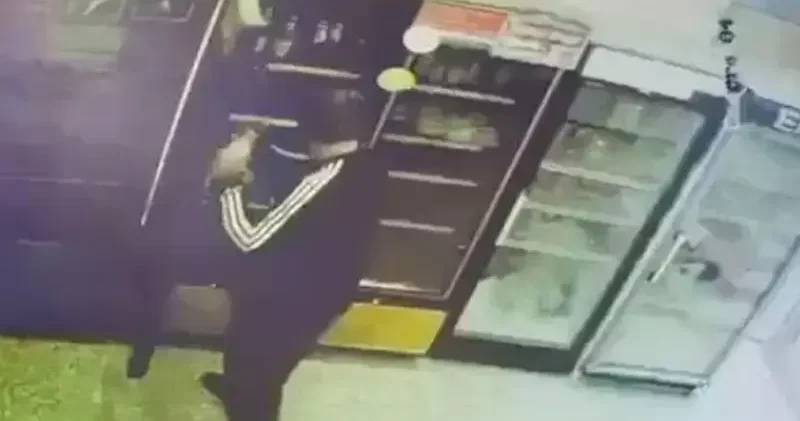 Marketten içki hırsızlığı kamerada