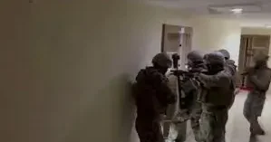 Ankara Cumhuriyet Başsavcılığı’nca, kendilerini polis ve savcı olarak tanıtan şüphelilere yönelik 11 ilde düzenlenen operasyonda gözaltına alınan 22 şüpheli tutuklandı