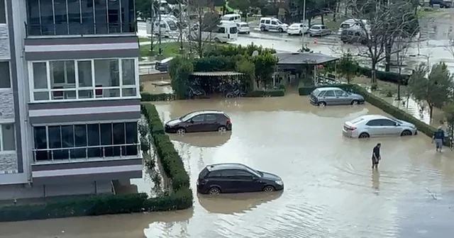 Aliağa da sağanakla birlikte dere taştı, bir mahalle sular altında kaldı İzmir Haberleri