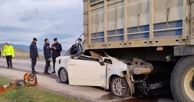 İstanbul dan Ordu ya cenazeye giderken kazada hayatlarını kaybettiler Amasya da otomobil tıra çarptı: 2 ölü Amasya Haberleri