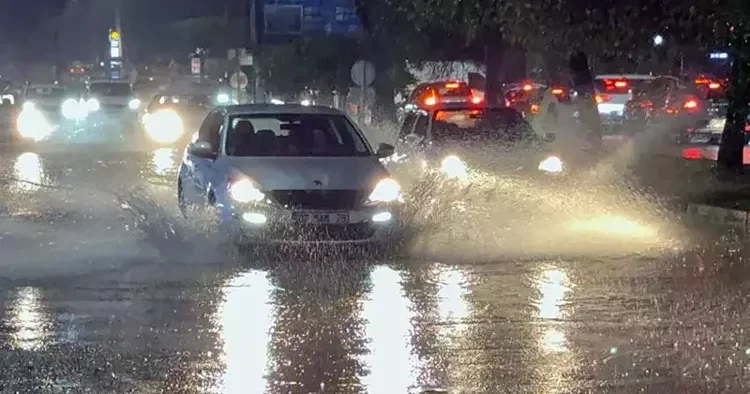 Antalya yı sağanak vurdu; 7 ilçede okullar tatil edildi
