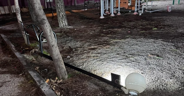 Buldan da çocuk parkındaki aydınlatma direği tehlike saçıyor Denizli Haberleri
