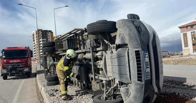 Karaman da şiddetli fırtına kamyoneti devirdi, çatılar uçtu Karaman Haberleri