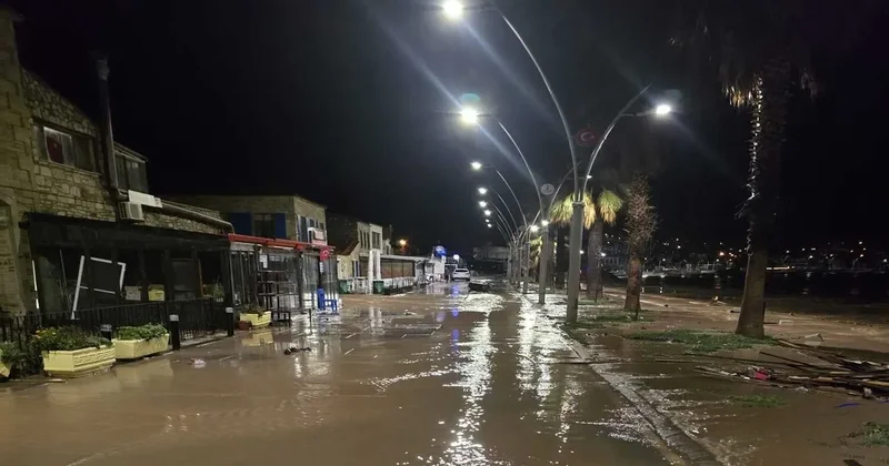 Meteoroloji uyarmıştı Sağanak sele dönüştü: İzmir, Adana ve Antalya sular altında kaldı!