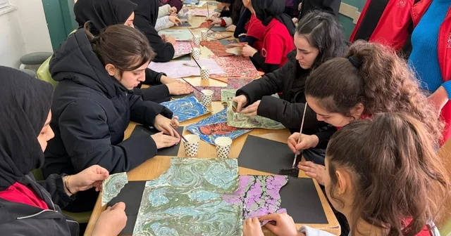 Meslek Lisesi nde ebru kolajı atölyesi düzenlendi Düzce Haberleri