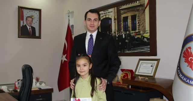 Hisarcık Kaymakamı Erkan Atam dan il birincisi öğrencilere ödül Kütahya Haberleri