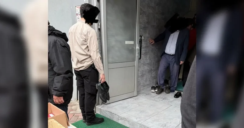 Polisin görevi bu mu? Cami kapısında elinde ayakkabı ve keratayla kaymakamı bekledi!