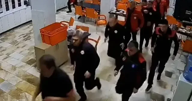 Çorum’da itfaiyecilerin yangın ihbarına hızla hazırlanması güvenlik kamerasında VİDEO İZLE