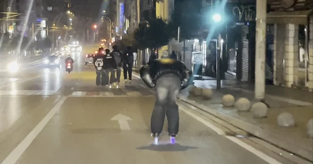 Bursa da patenli gençlerin tehlikeli yolculuğu Patenli gençler kazaya davetiye çıkardı Bursa Haberleri