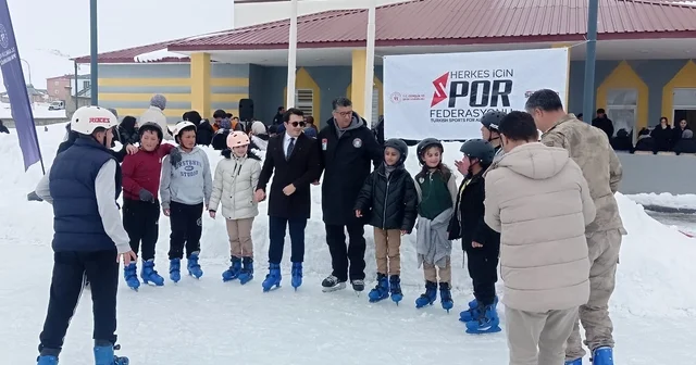 Kaymakam çocukları kırmadı, onları buz pateni hayallerine kavuşturdu Türkiye nin en soğuk yerlerinden birisi olan Tekman da artık çocuklar patenle kayma keyfini yaşayacak Erzurum Haberleri