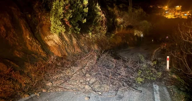 Mut ta aşırı yağış nedeniyle kapanan yol ulaşıma açıldı Mersin Haberleri